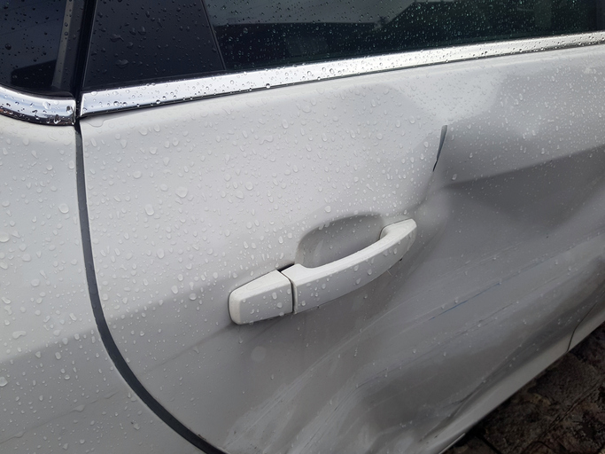 El método barato para arreglar los bollos del auto: agua hirviendo y una  sopapa